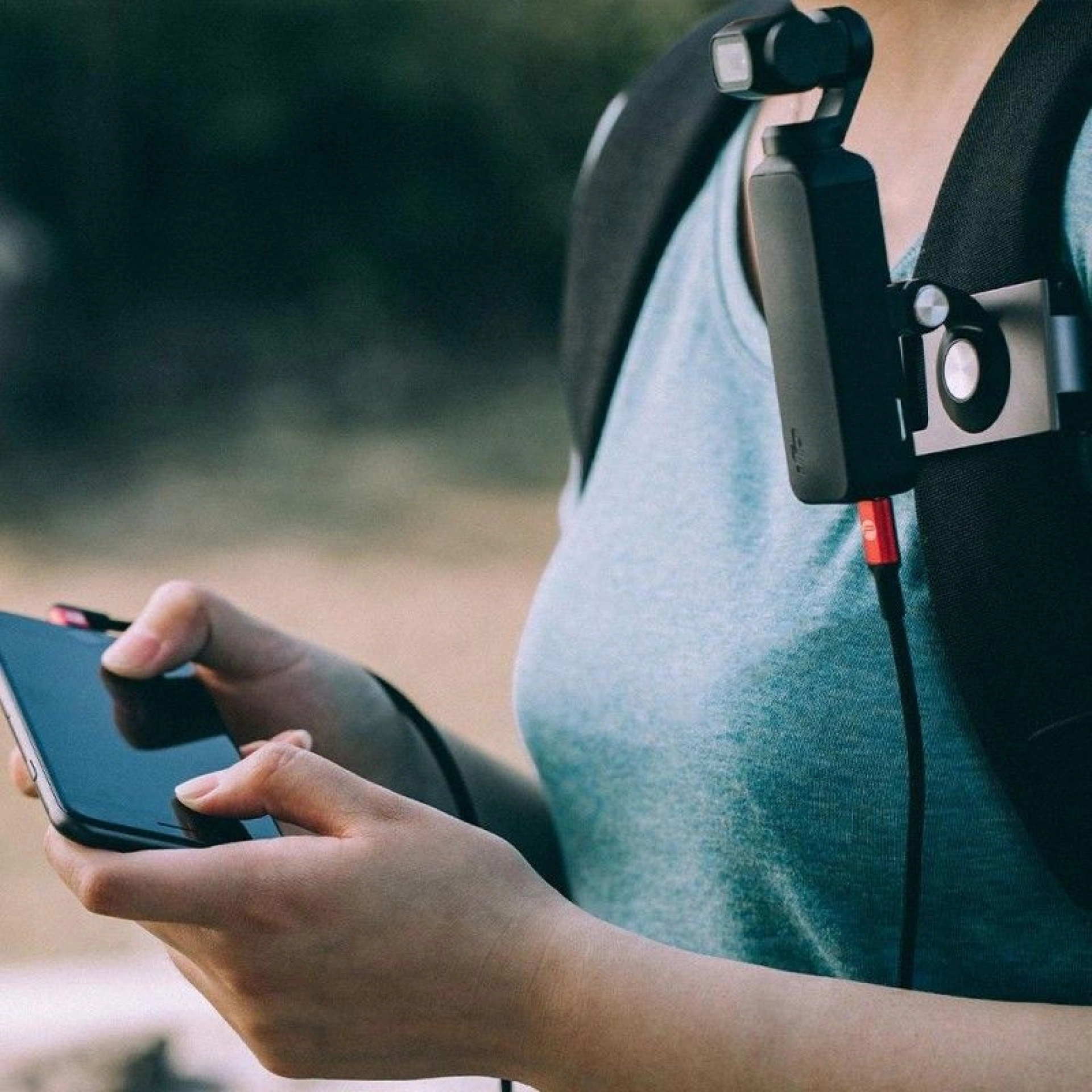 Iphone na mão a carregar por usb com o cabo Type-C Lightning