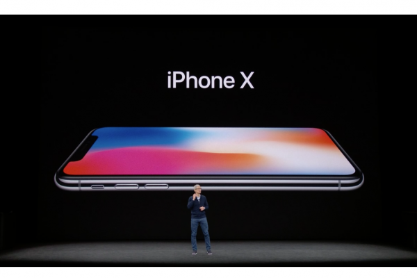 Mysterious green line appears on some iPhone X screens