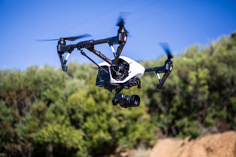 Quer evitar dissabores enquanto está a pilotar um drone? Saiba tudo o que tem de cumprir.