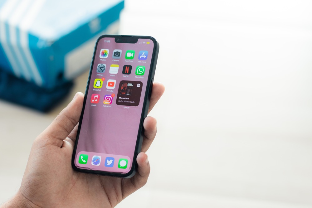 We tested the new iOS 15.4 on the iPhone... and FaceID with mask!