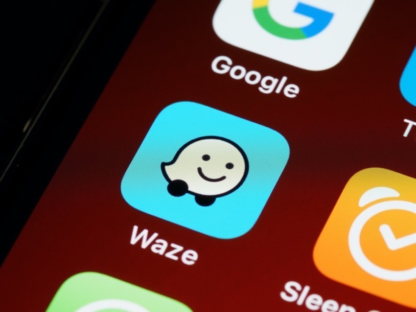 Waze created a Retro Mode for traveling in the 70s, 80s or 90s!