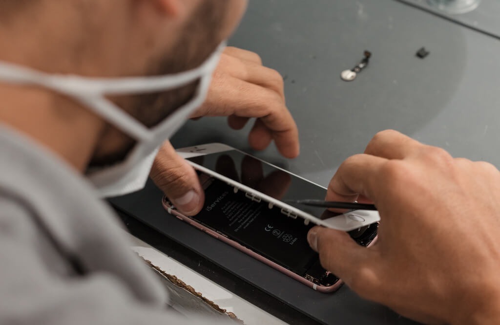 The most common malfunctions in smartphones and PCs due to lack of cleaning