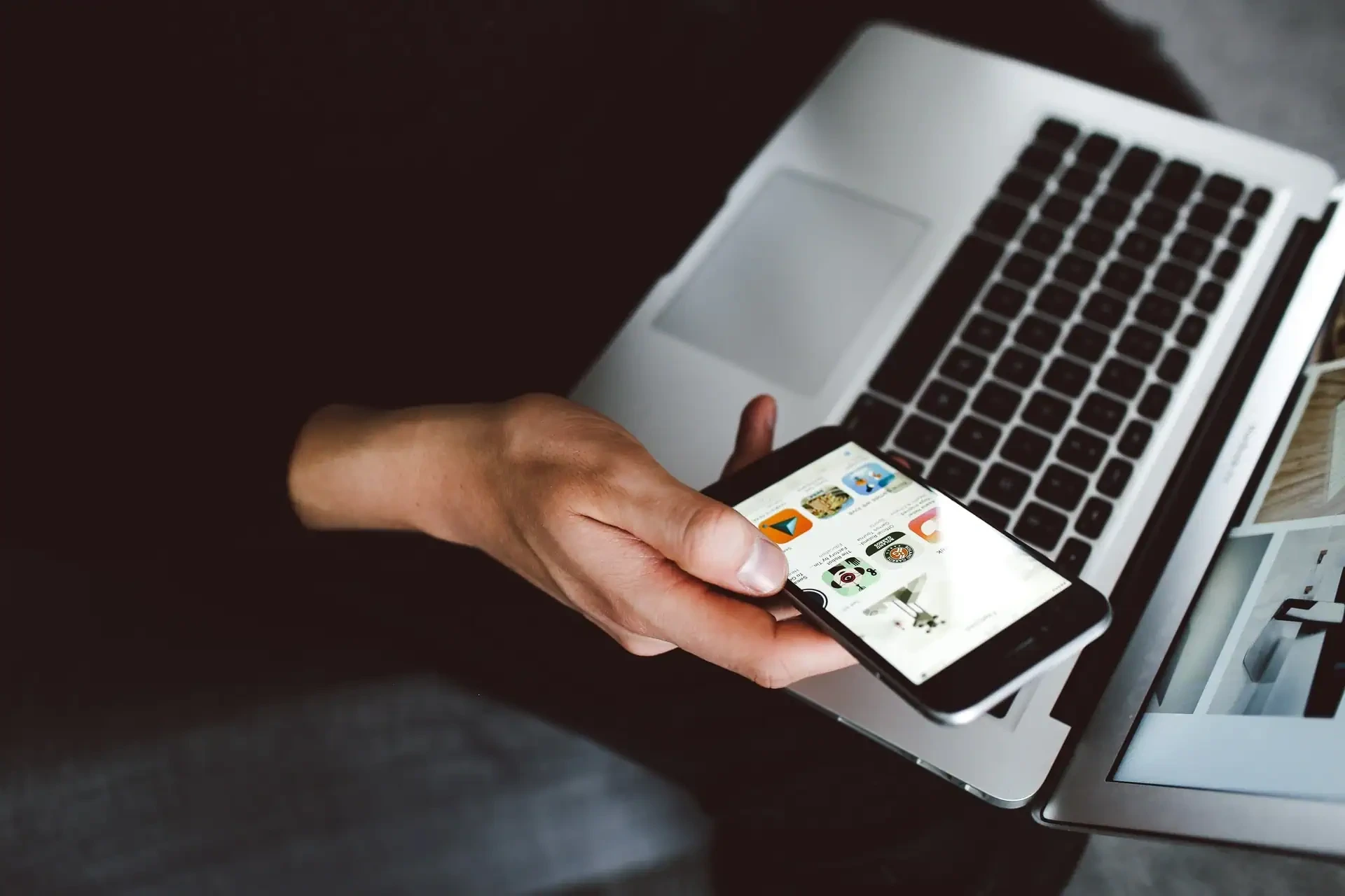 How does the screen of our smartphones and computers work?
