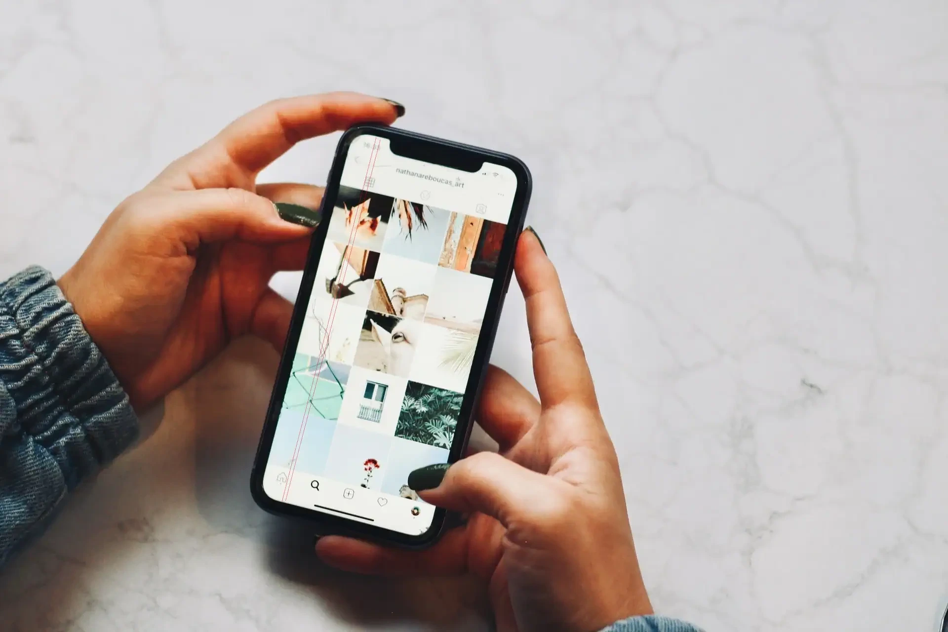 What are the main signs of a broken smartphone screen?