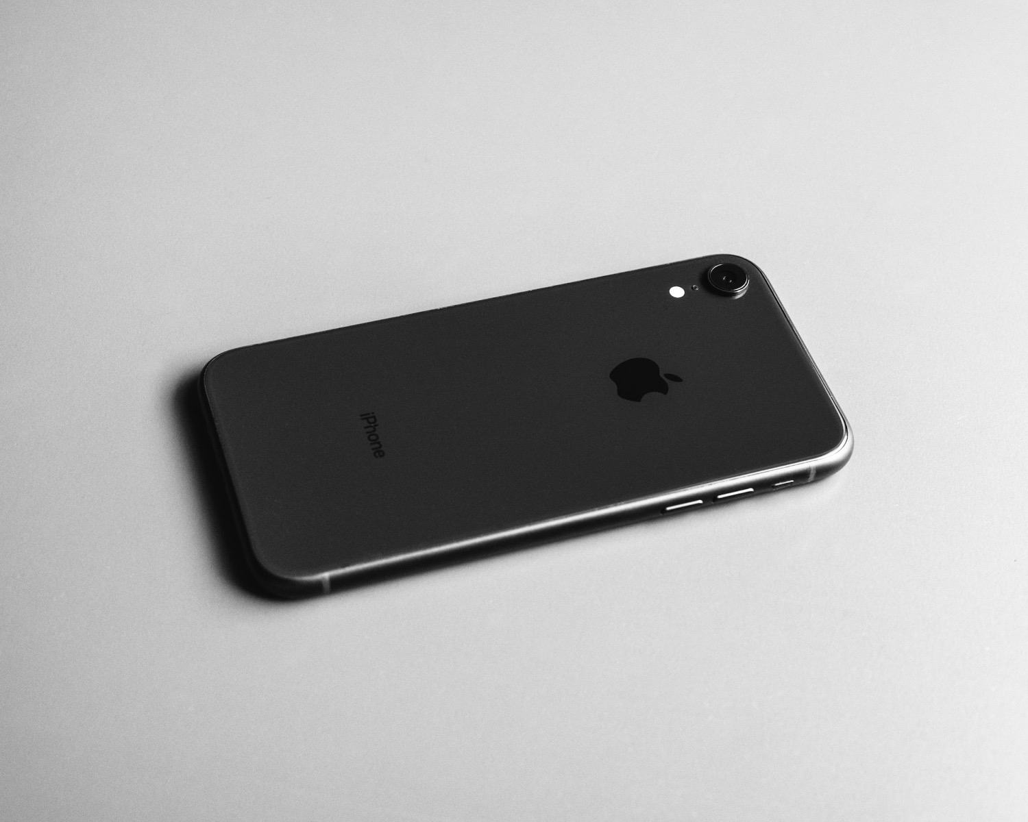 The first (and possible) images of the iPhone SE 2023 have emerged