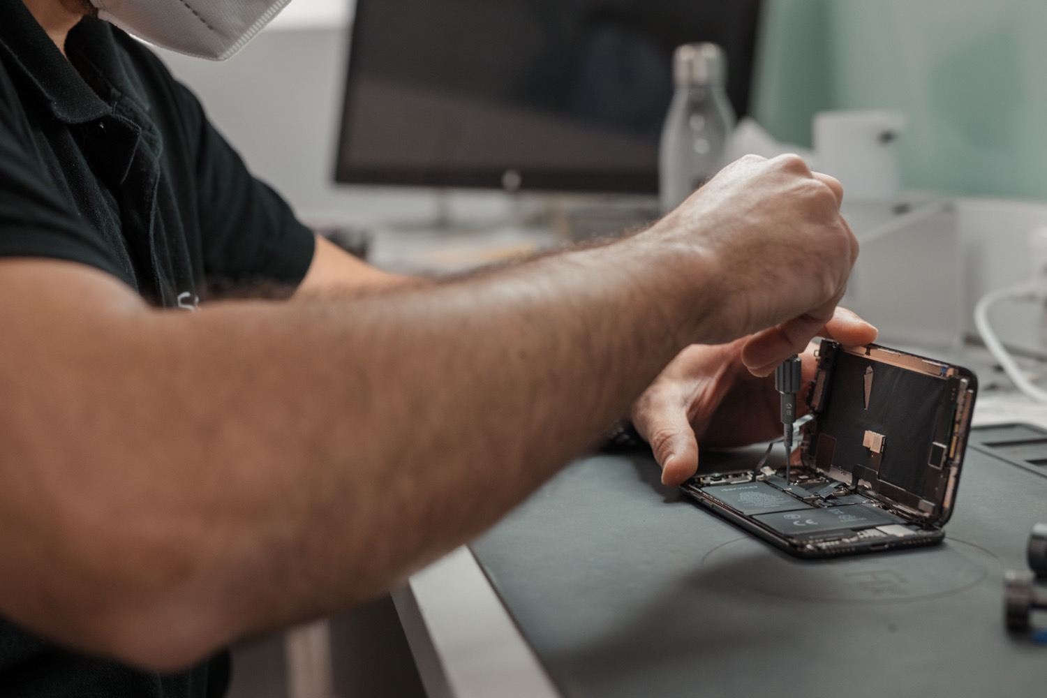 How does iServices repair your phone's camera?