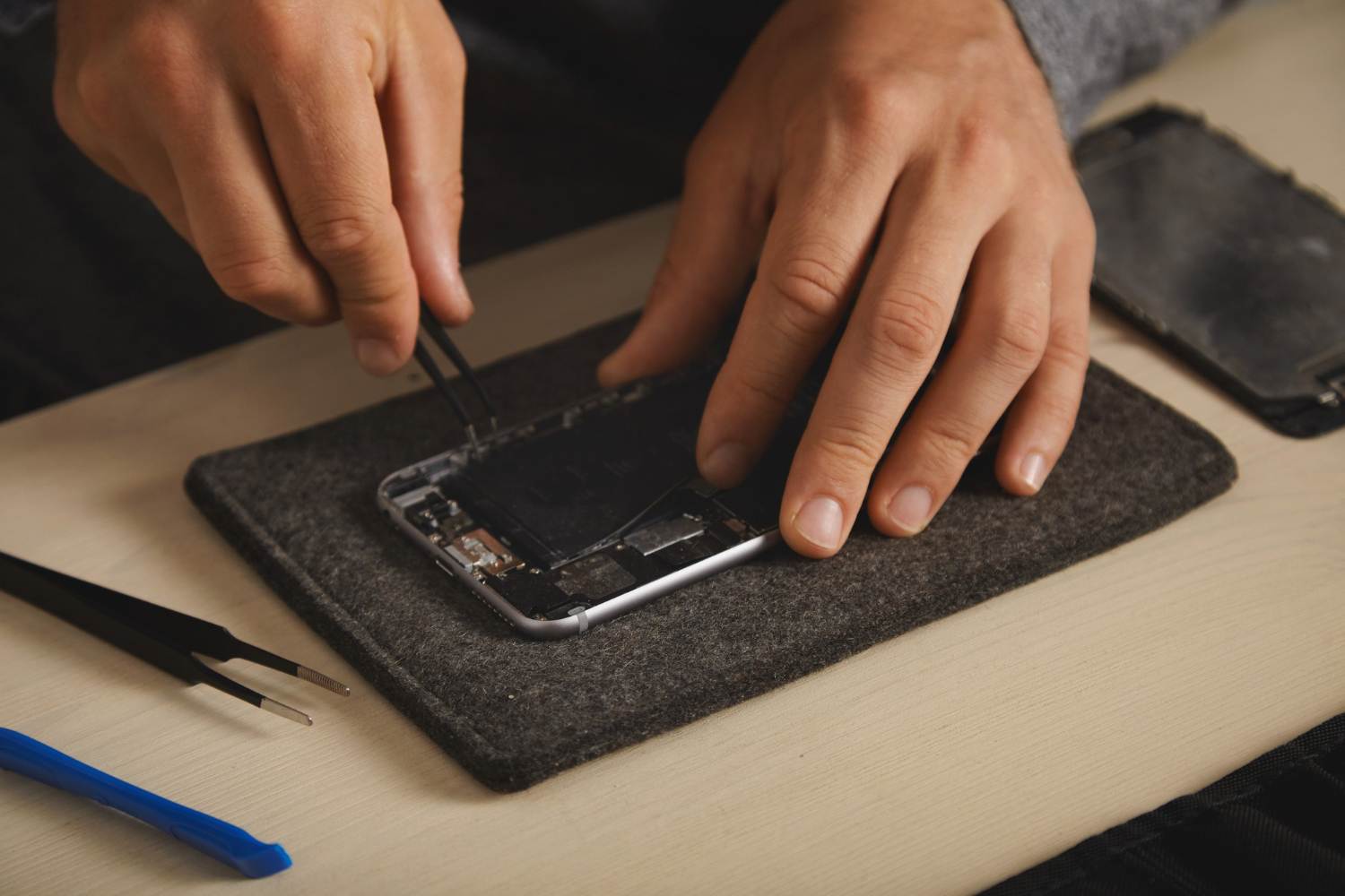 Replace your phone battery? Count on iServices!