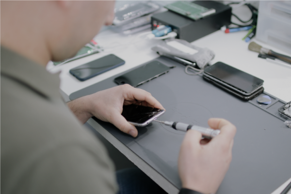 Apple troca bateria de iPhones sem qualquer custo.